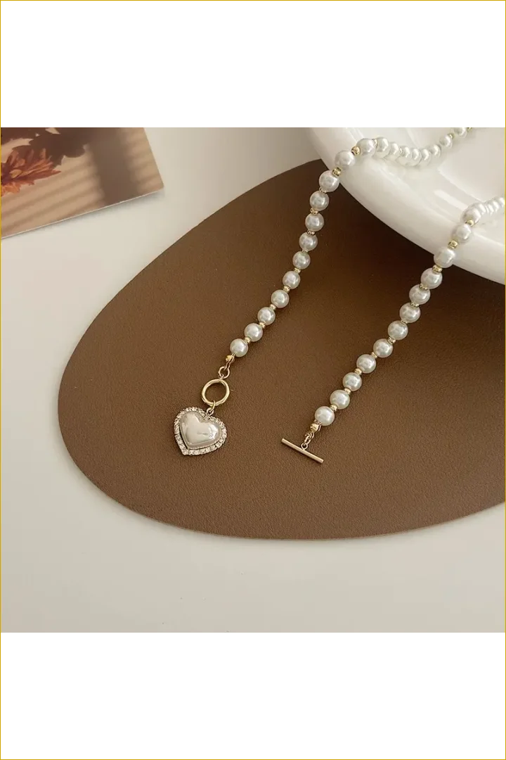 Pearl necklace with heart pendant.