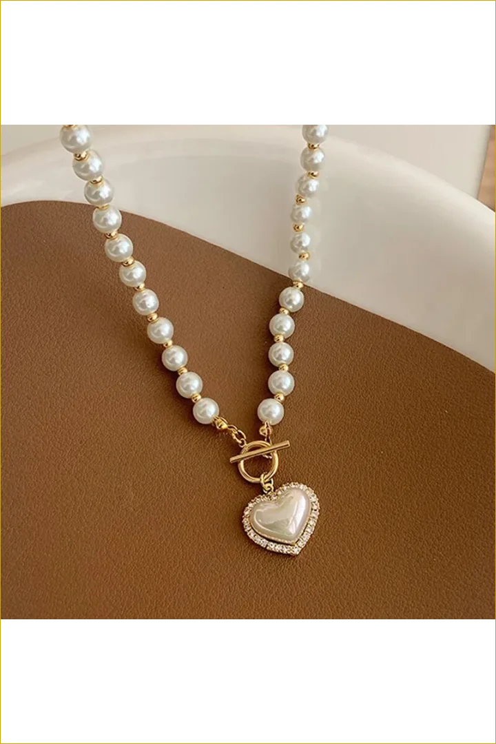 Pearl and gold heart necklace.